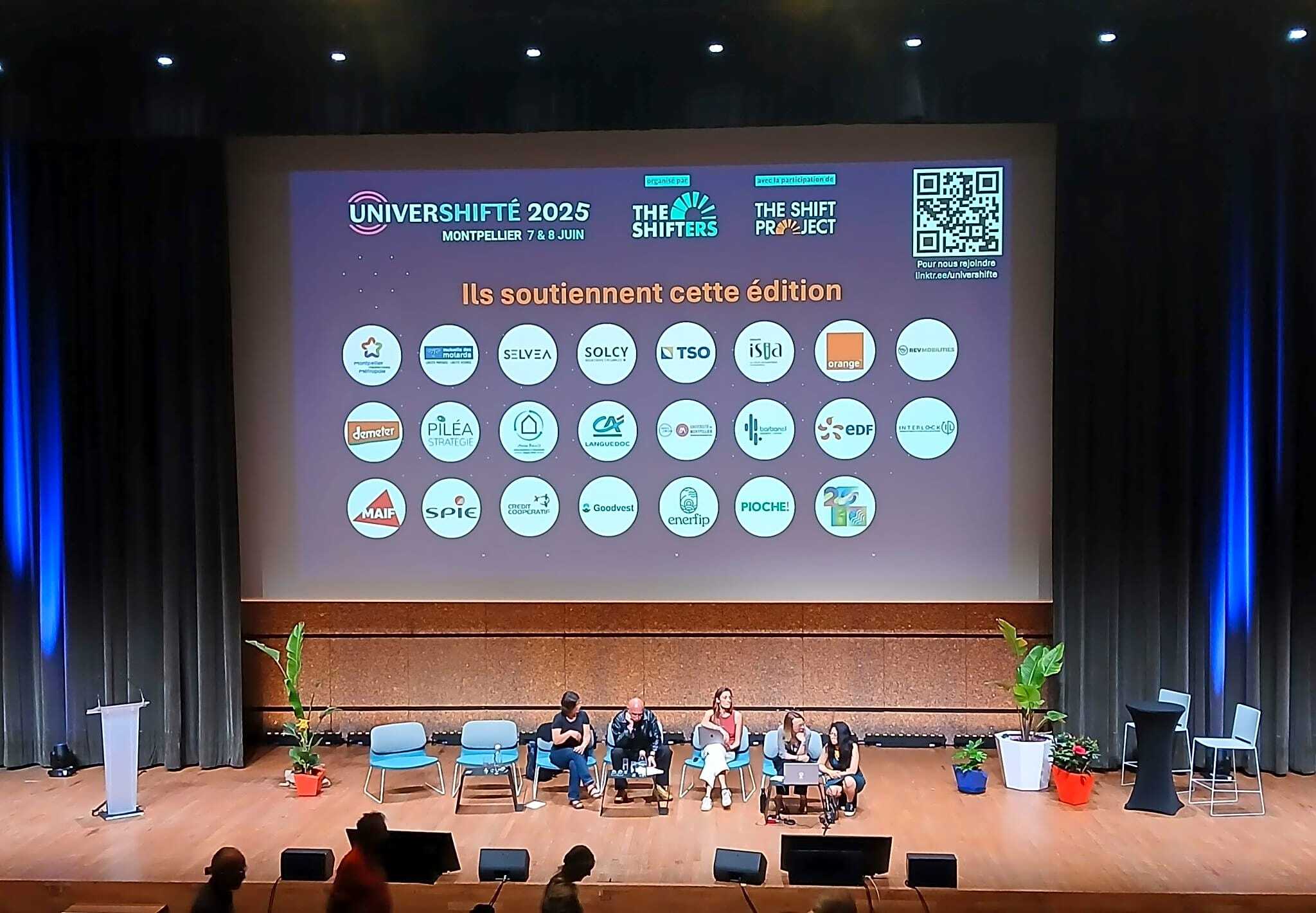 Décoration de la scène avec des plantes lors de l'événement des Universifté 2025 au Corum