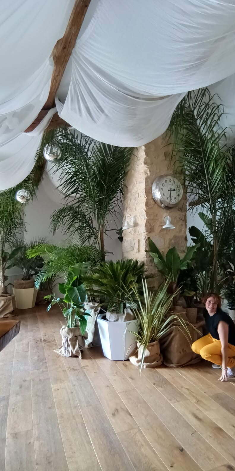 Végétalisation d'un mariage ambiance jungle chic avec des plantes en pots, fournit grâce à WePlante Vertuo